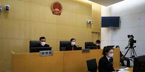 嬰兒高燒40度未察覺，育嬰師被雇主打傷 法院判決與行業反思